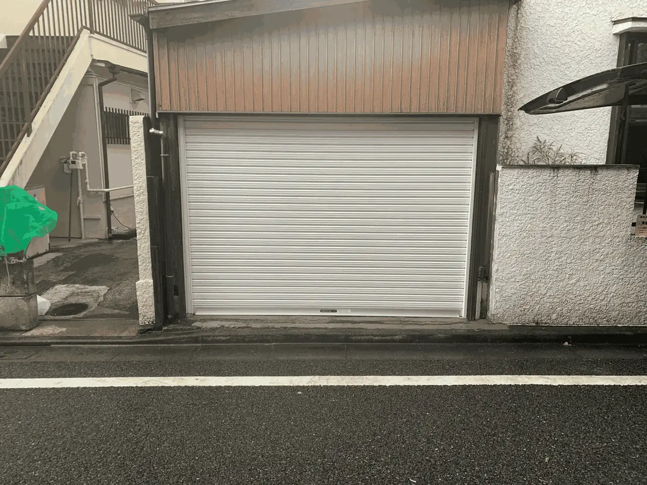 引き戸撤去に伴う電動シャッター新規取り付け施工後