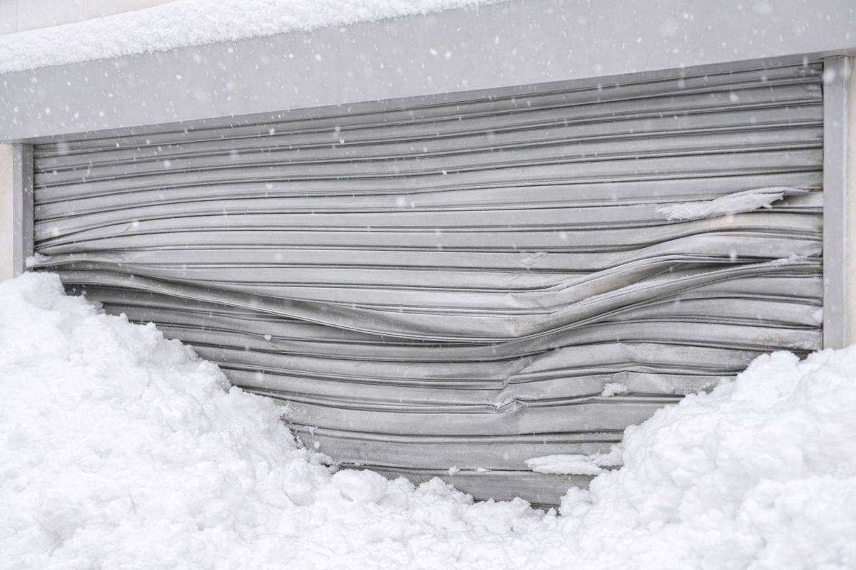 雪・雹でシャッターが変形したら保険は出る？